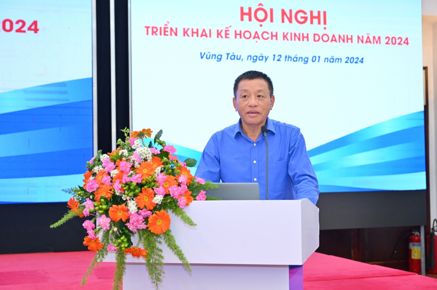 Ông Đoàn Văn Nhuộm – Tổng Giám đốc PVOIL phát biểu tại Hội nghị Ông Đoàn Văn Nhuộm – Tổng Giám đốc PVOIL phát biểu tại Hội nghị