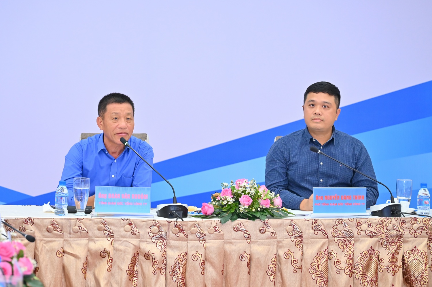 Ông Đoàn Văn Nhuộm – Tổng Giám đốc PVOIL, ông Nguyễn Đăng Trình – Phó Tổng Giám đốc PVOIL chủ trì Hội nghị Ông Đoàn Văn Nhuộm – Tổng Giám đốc PVOIL, ông Nguyễn Đăng Trình – Phó Tổng Giám đốc PVOIL chủ trì Hội nghị