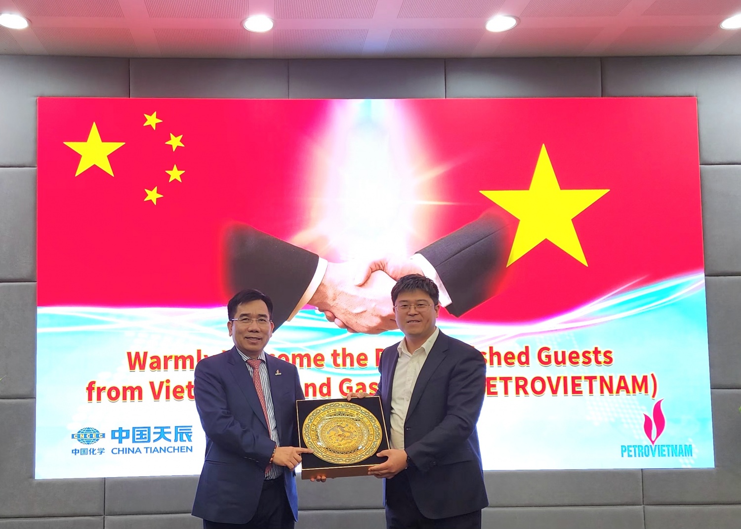 Petrovietnam thúc đẩy hợp tác sản xuất xơ sợi, hóa dầu, hóa chất với đối tác Trung Quốc Petrovietnam thúc đẩy hợp tác sản xuất xơ sợi, hóa dầu, hóa chất với đối tác Trung Quốc