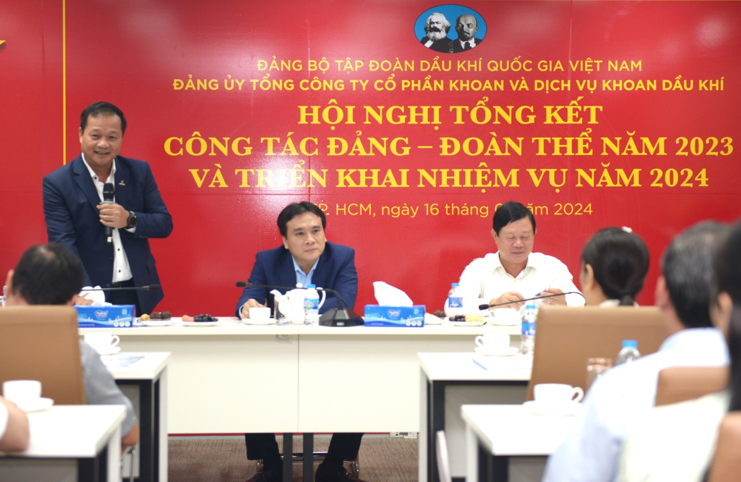 Đoàn Chủ tịch điều hành hội nghị tổng kết. Đoàn Chủ tịch điều hành hội nghị tổng kết.