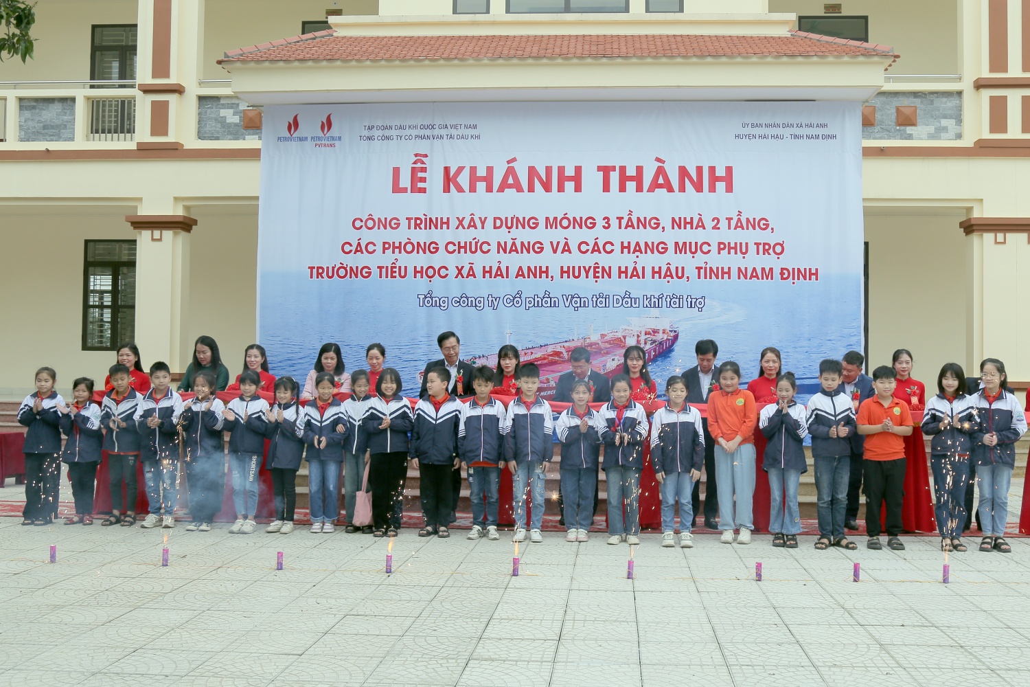 Petrovietnam/PVTrans trao hỗ trợ xây dựng nhà chức năng Trường Tiểu học Hải Anh (Nam Định) Petrovietnam/PVTrans trao hỗ trợ xây dựng nhà chức năng Trường Tiểu học Hải Anh (Nam Định)