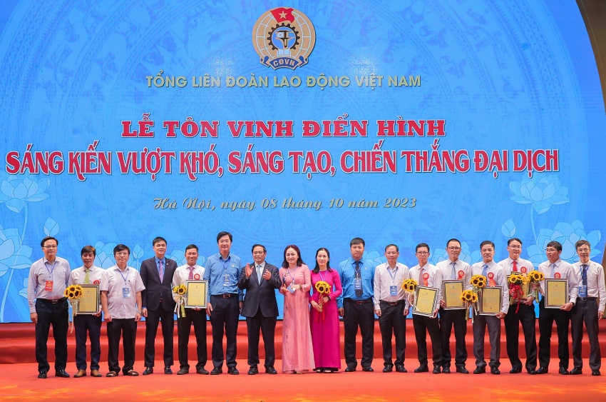 PV Drilling nhận bằng khen tại chương trình Giàn khoan PV DRILLING V được bình chọn là “Giàn khoan của năm” tại Brunei