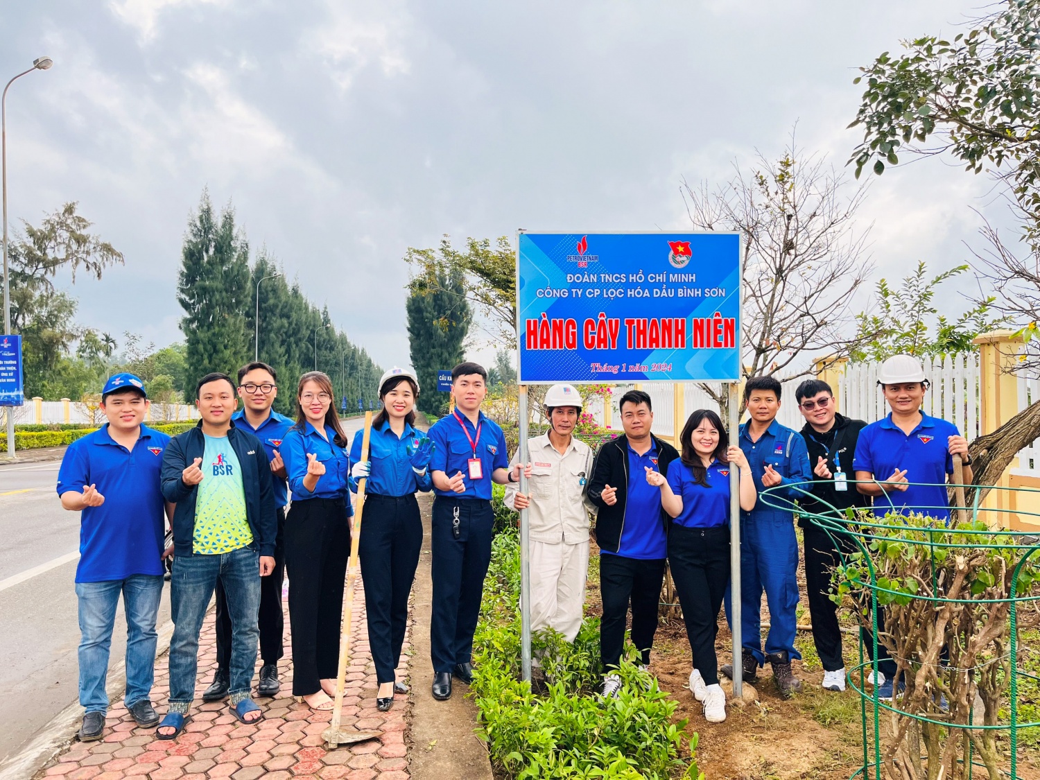 Đoàn Thanh niên BSR tổ chức trồng cây, làm đẹp tuyến đường vào NMLD Dung Quất