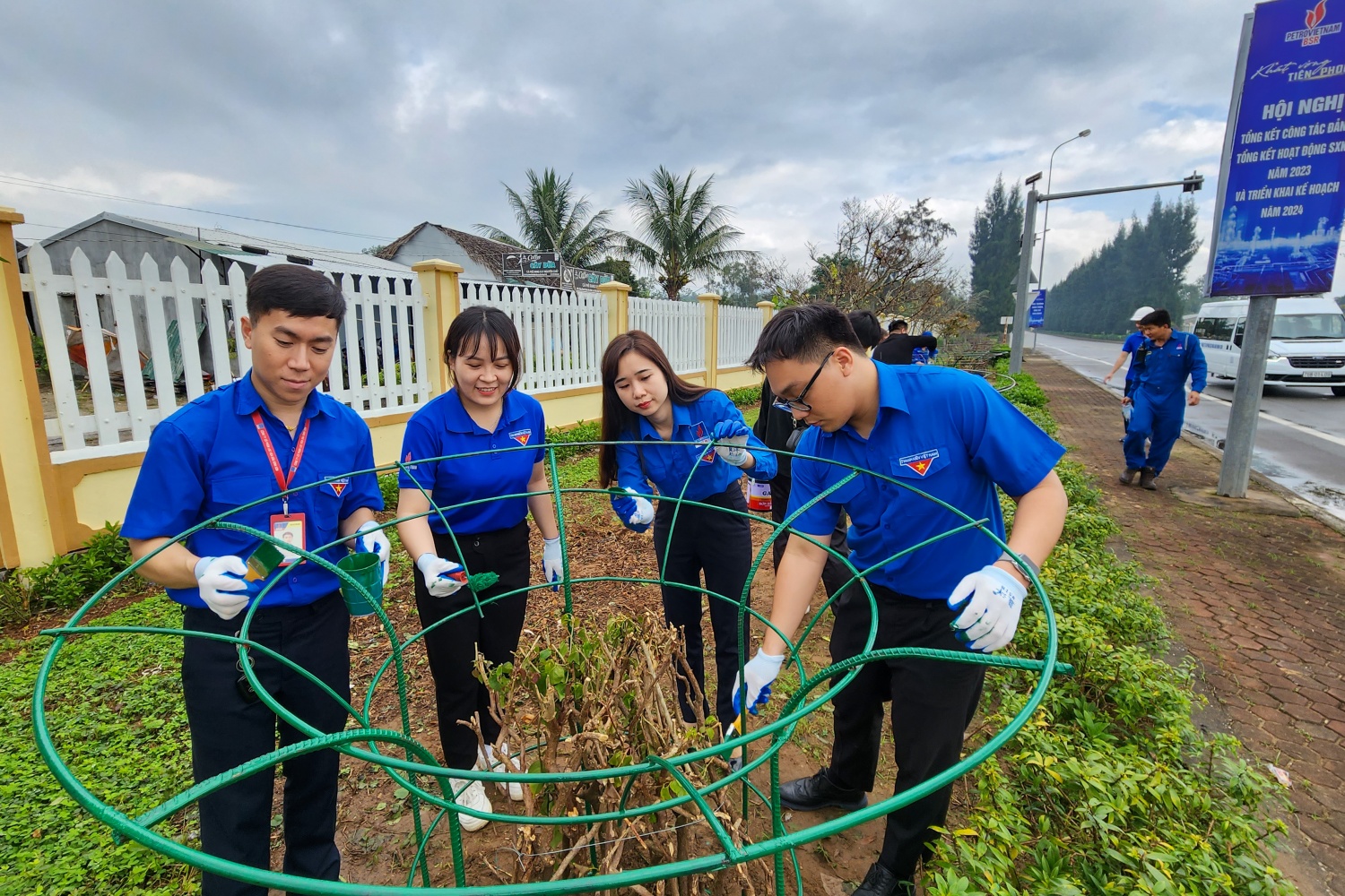 Đoàn Thanh niên BSR tổ chức trồng cây, làm đẹp tuyến đường vào NMLD Dung Quất