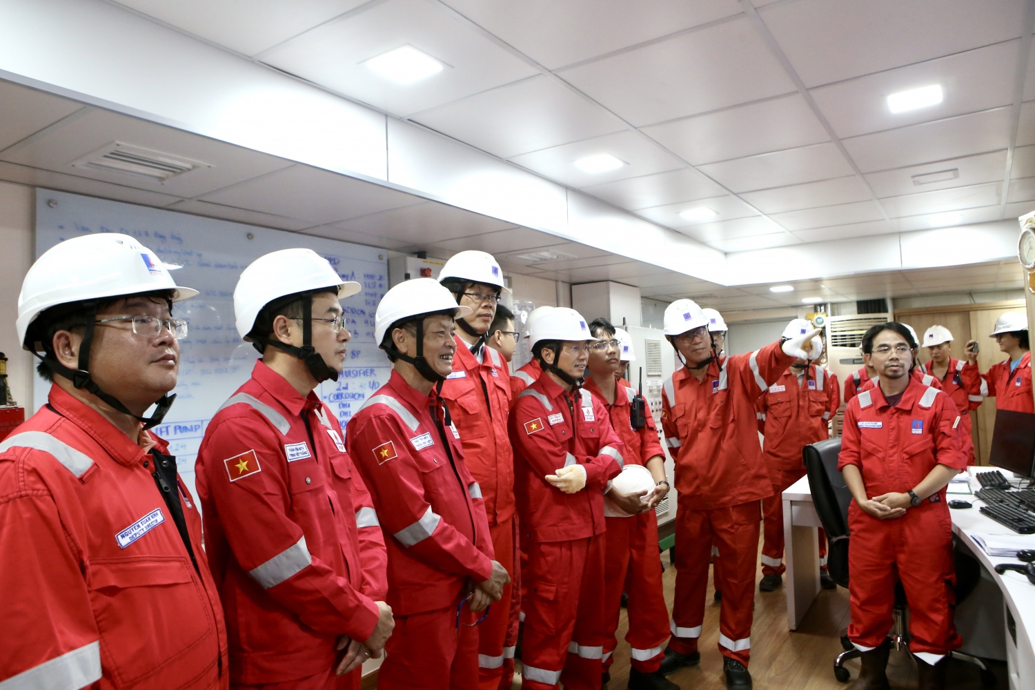 Giàn Đại Hùng hoàn thành thắng lợi nhiều mục tiêu Lãnh đạo PVEP thăm, động viên CBNV làm việc trên giàn Đại Hùng 01