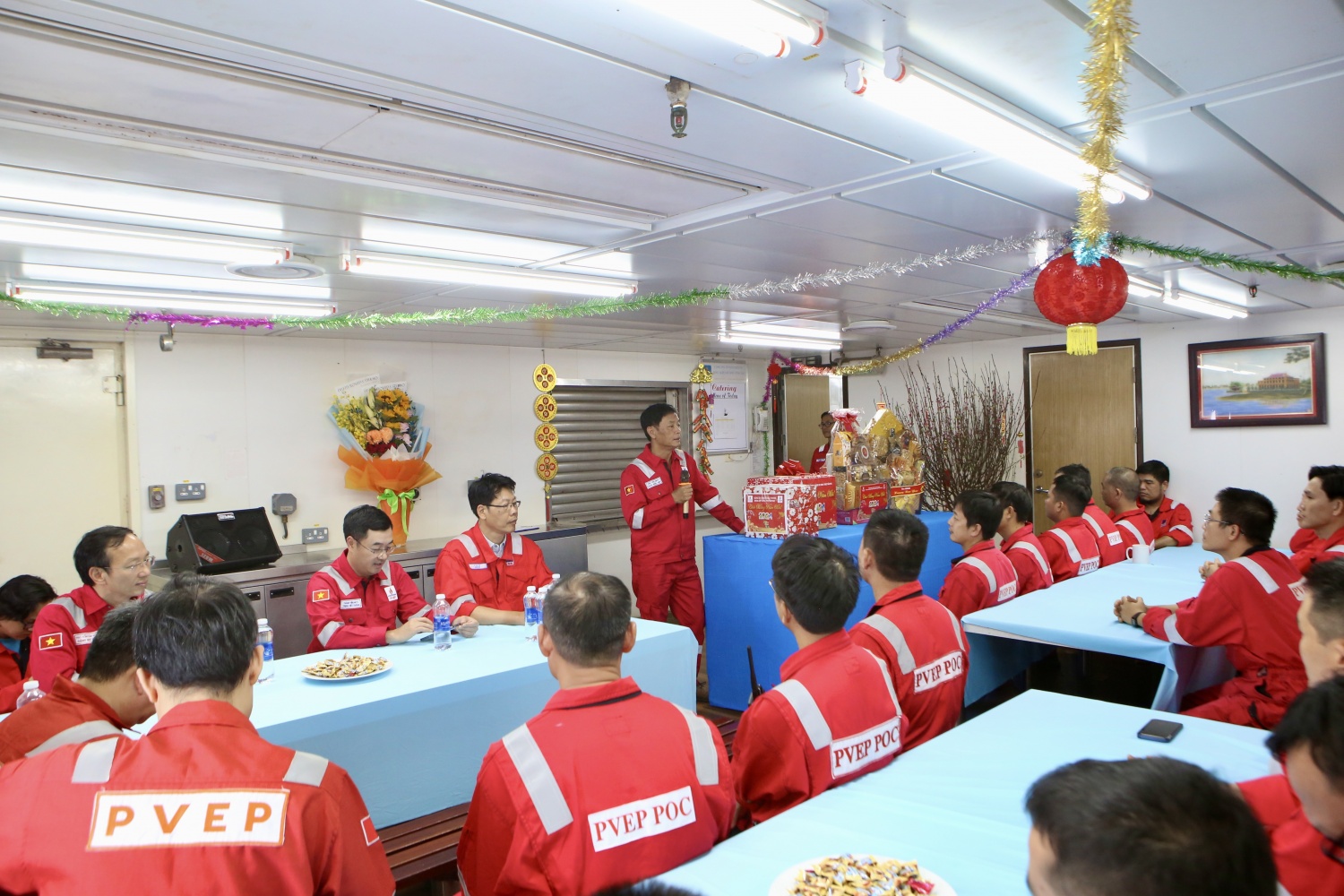 Giàn Đại Hùng hoàn thành thắng lợi nhiều mục tiêu Lãnh đạo PVEP thăm, động viên CBNV làm việc trên giàn Đại Hùng 01