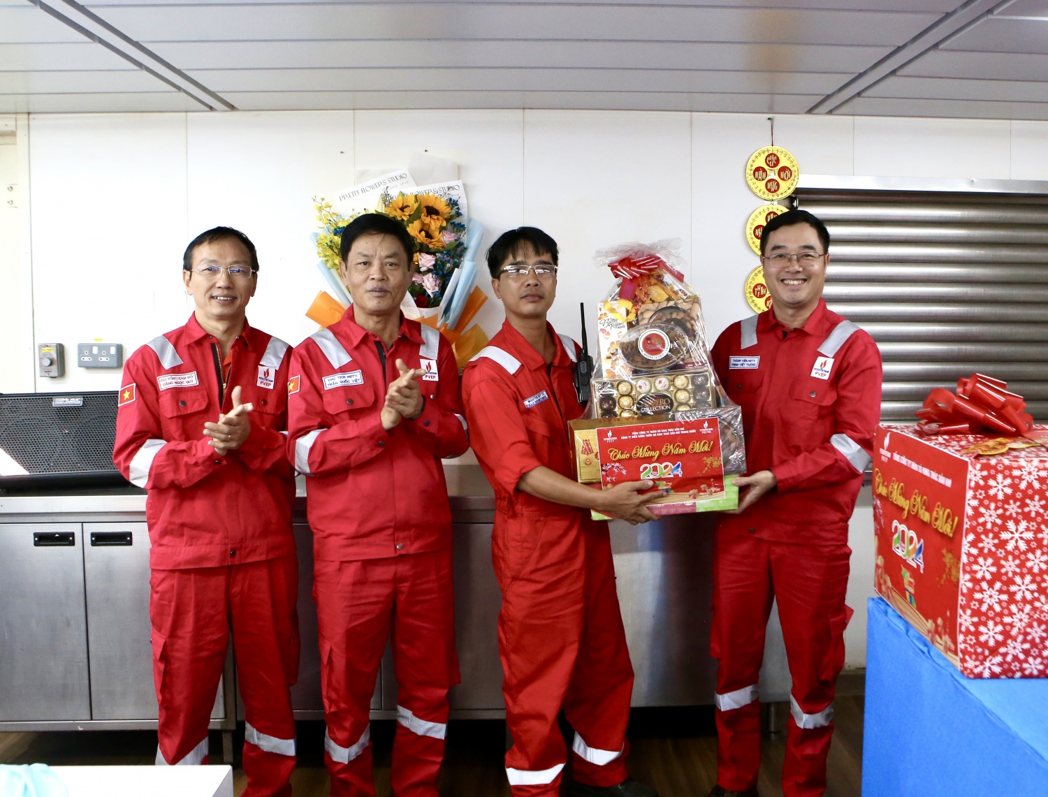 Giàn Đại Hùng hoàn thành thắng lợi nhiều mục tiêu Lãnh đạo PVEP thăm, động viên CBNV làm việc trên giàn Đại Hùng 01