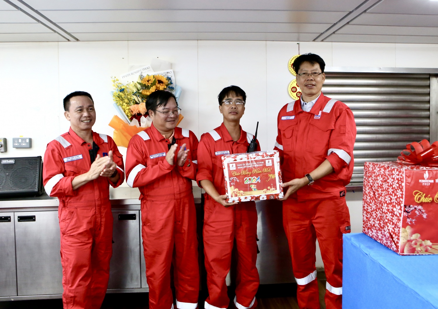 Giàn Đại Hùng hoàn thành thắng lợi nhiều mục tiêu Lãnh đạo PVEP thăm, động viên CBNV làm việc trên giàn Đại Hùng 01