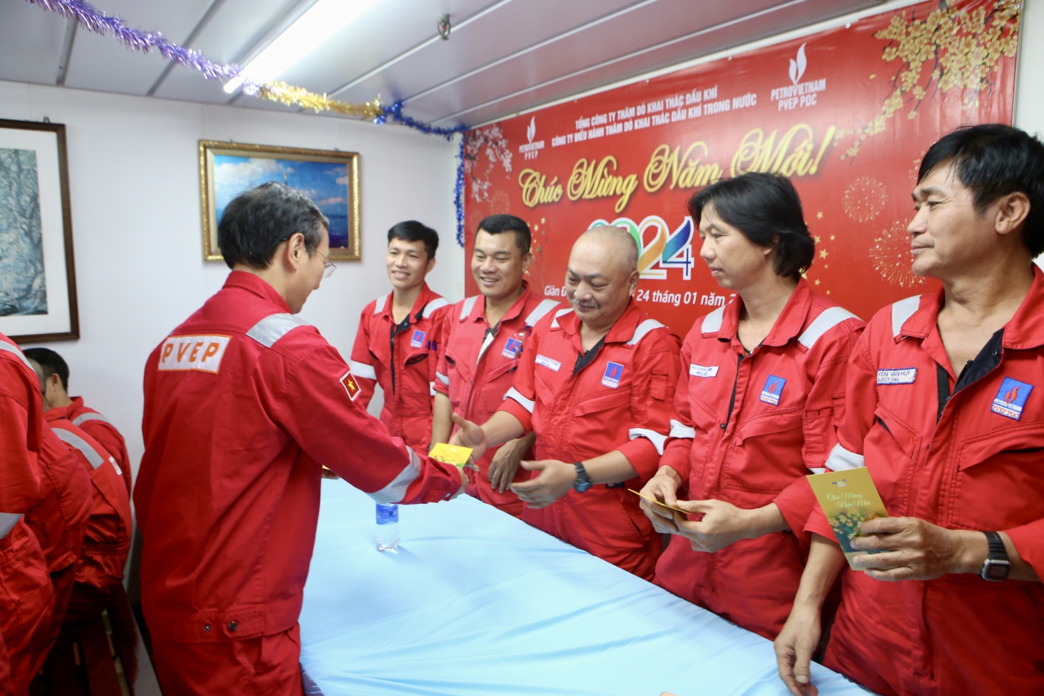 Giàn Đại Hùng hoàn thành thắng lợi nhiều mục tiêu Lãnh đạo PVEP thăm, động viên CBNV làm việc trên giàn Đại Hùng 01