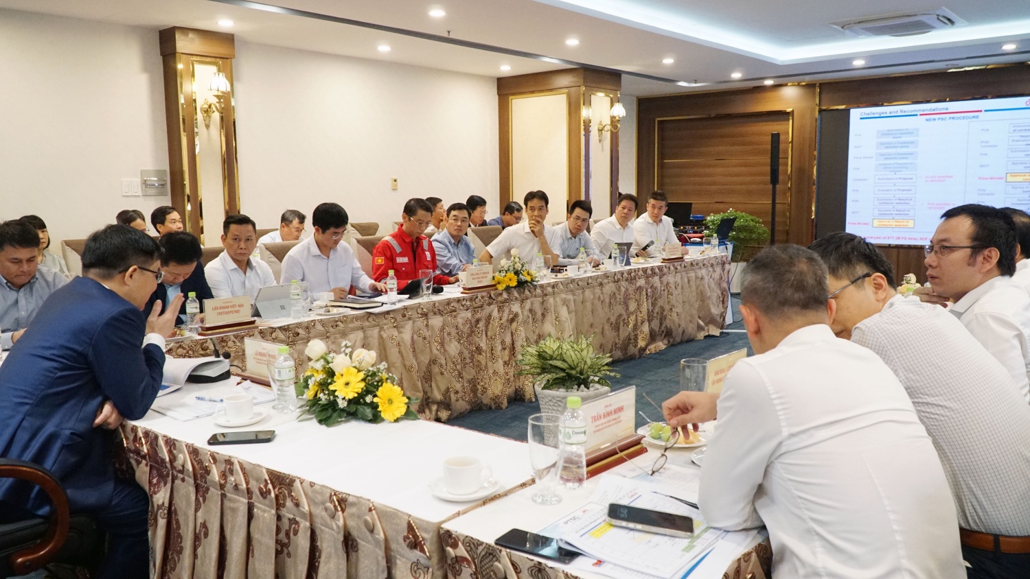 Chủ tịch HĐTV Petrovietnam Lê Mạnh Hùng làm việc với Vietsovpetro và Cửu Long JOC về chiến lược phát triển Chủ tịch HĐTV Petrovietnam Lê Mạnh Hùng làm việc với Vietsovpetro và Cửu Long JOC về chiến lược phát triển