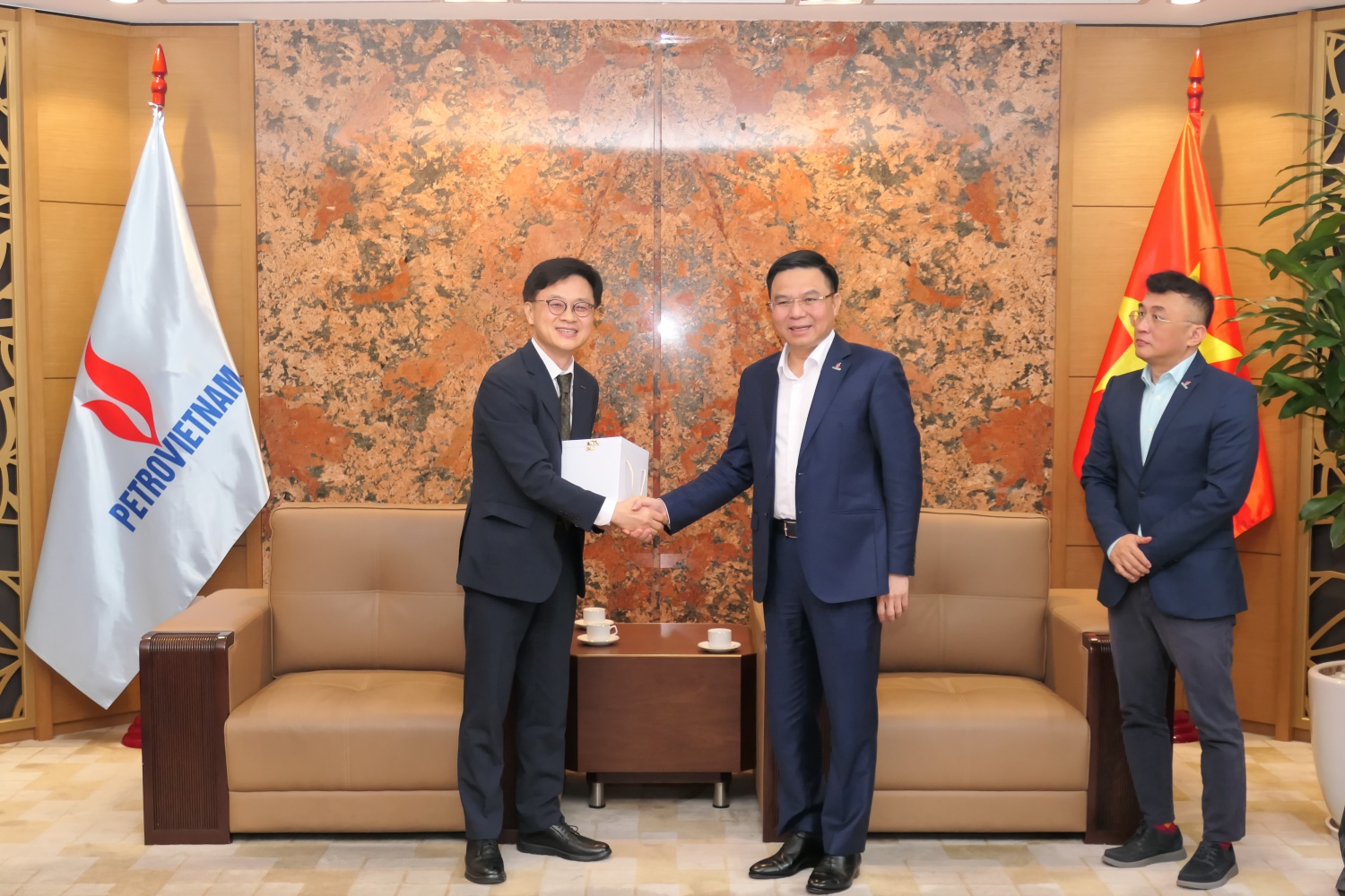 Chủ tịch HĐTV, Tổng Giám đốc Petrovietnam Lê Mạnh Hùng tặng quà lưu niệm cho lãnh đạo Tập đoàn Doosan. Chủ tịch HĐTV, Tổng Giám đốc Petrovietnam Lê Mạnh Hùng tặng quà lưu niệm cho lãnh đạo Tập đoàn Doosan.