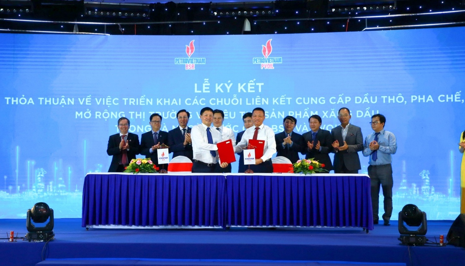Ký kết thỏa thuận hợp tác về việc triển khai các chuỗi liên kết cung cấp dầu thô, pha chế, mở rộng thị trường và tiêu thụ sản phẩm xăng dầu trong và ngoài nước giữa BSR và PVOIL. Ký kết thỏa thuận hợp tác về việc triển khai các chuỗi liên kết cung cấp dầu thô, pha chế, mở rộng thị trường và tiêu thụ sản phẩm xăng dầu trong và ngoài nước giữa BSR và PVOIL.