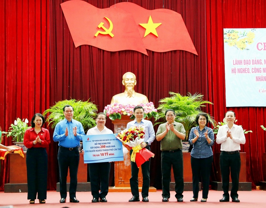 Trước sự chứng kiến của Thủ tướng Chính phủ cùng lãnh đạo các Ban, ngành Trung ương, Chủ tịch HĐTV, Tổng Giám đốc Lê Mạnh Hùng trao biểu trưng hỗ trợ kinh phí xây dựng nhà ở cho các hộ gia đình khó khăn trên địa bàn Thành phố Cần Thơ. Trước sự chứng kiến của Thủ tướng Chính phủ cùng lãnh đạo các Ban, ngành Trung ương, Chủ tịch HĐTV, Tổng Giám đốc Lê Mạnh Hùng trao biểu trưng hỗ trợ kinh phí xây dựng nhà ở cho các hộ gia đình khó khăn trên địa bàn Thành phố Cần Thơ.