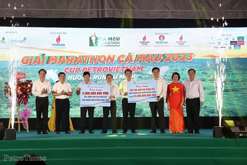 Petrovietnam đã trao tặng số tiền 29 tỷ đồng để cùng với tỉnh Cà Mau thực hiện công tác an sinh xã hội trên địa bàn huyện Ngọc Hiển Petrovietnam đã trao tặng số tiền 29 tỷ đồng để cùng với tỉnh Cà Mau thực hiện công tác an sinh xã hội trên địa bàn huyện Ngọc Hiển