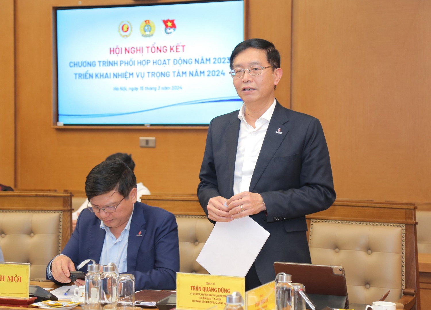 ng chí Trần Quang Dũng - Ủy viên Ban Thường vụ, Trưởng Ban Tuyên giáo Đảng ủy, Trưởng Ban Truyền thông và Văn hóa doanh nghiệp Tập đoàn phát biểu tại hội nghị ng chí Trần Quang Dũng - Ủy viên Ban Thường vụ, Trưởng Ban Tuyên giáo Đảng ủy, Trưởng Ban Truyền thông và Văn hóa doanh nghiệp Tập đoàn phát biểu tại hội nghị