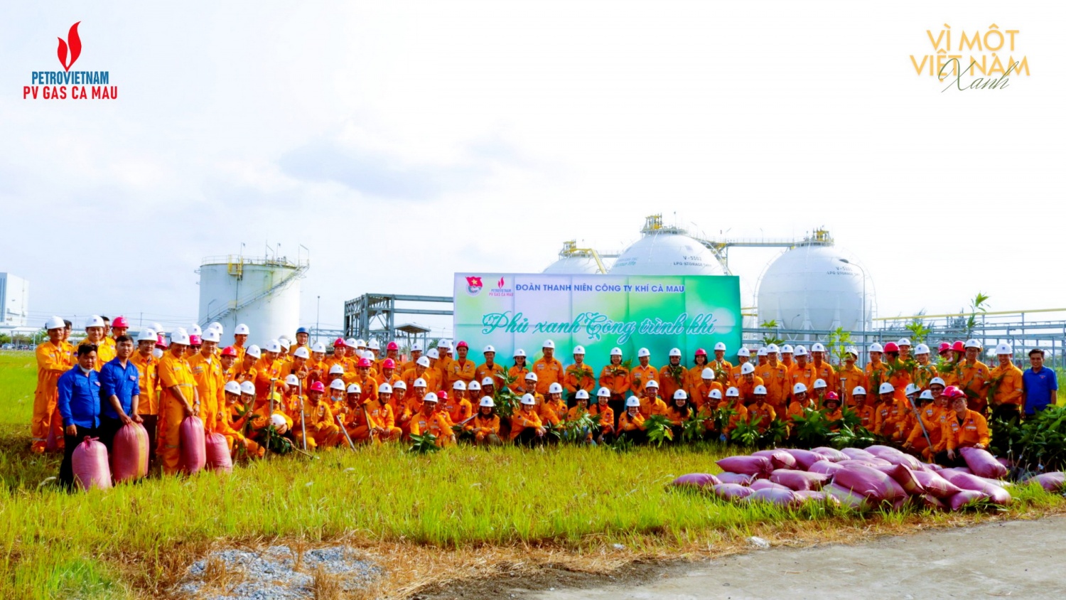 Ra quân trồng cây xanh làm đẹp cho công trình khí Ra quân trồng cây xanh làm đẹp cho công trình khí
