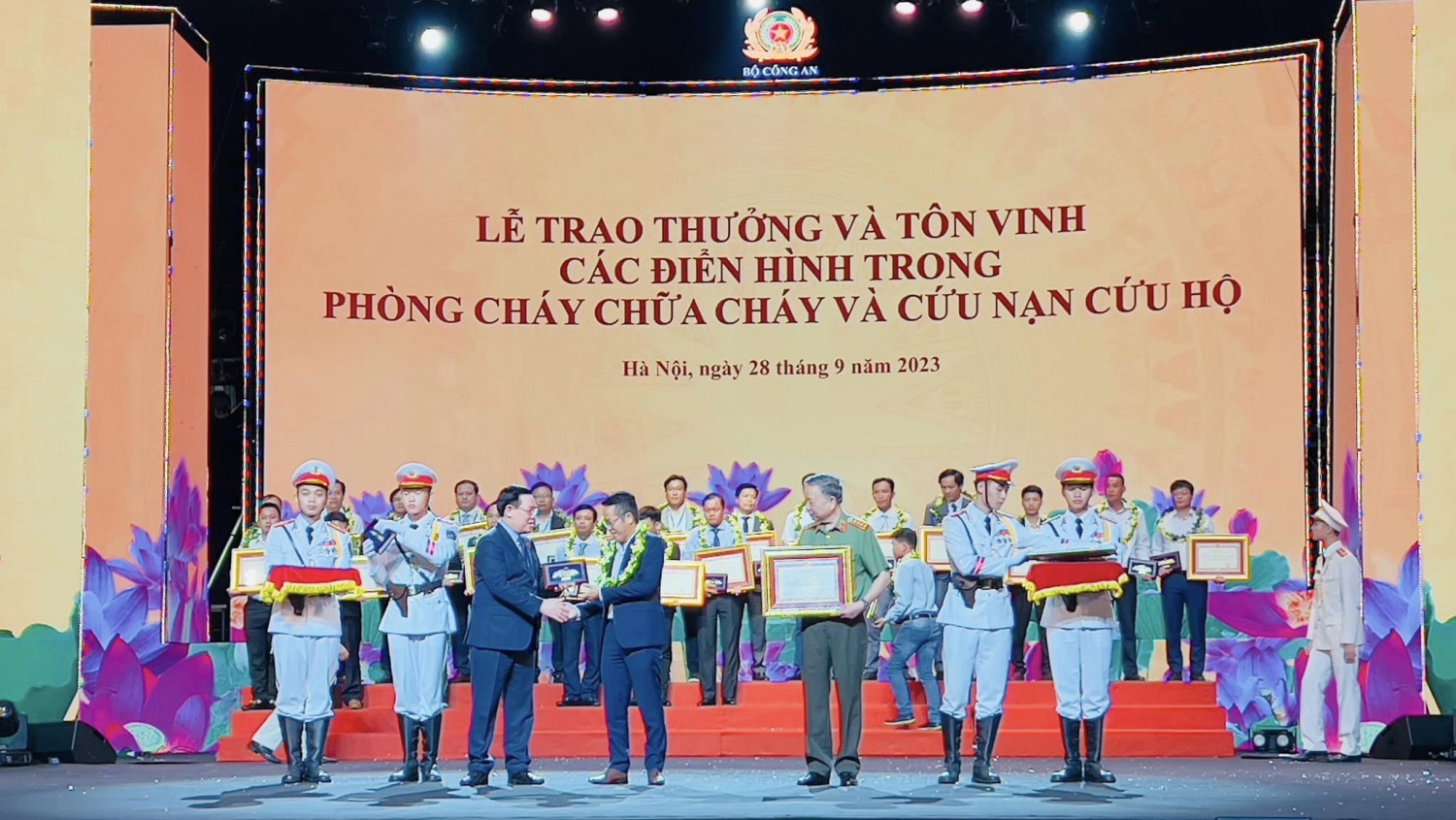 PV GAS CA MAU nhận biểu trưng từ đồng chí Vương Đình Huệ - Chủ tịch Quốc hội PV GAS CA MAU nhận biểu trưng từ đồng chí Vương Đình Huệ - Chủ tịch Quốc hội