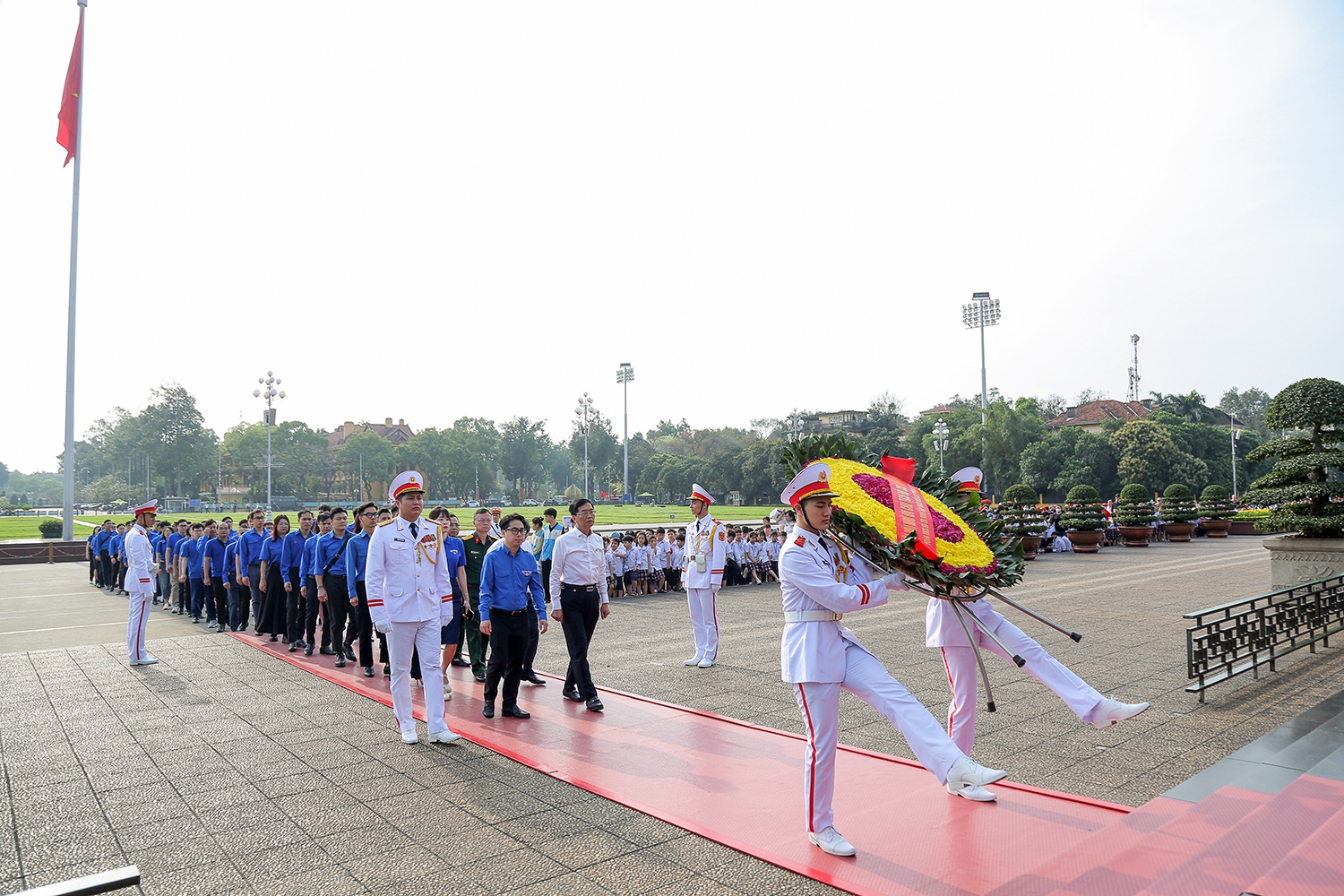 Đoàn Thanh niên Tập đoàn viếng Lăng Chủ tịch Hồ Chí Minh