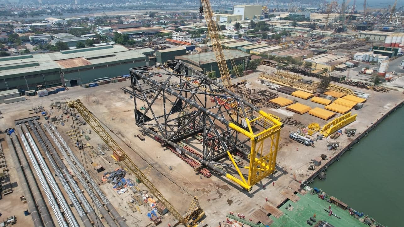 Hạ thủy thành công chân đế KTN - dự án phát triển mỏ KNT-KTN Hạ thủy thành công chân đế KTN - dự án phát triển mỏ Kình Ngư Trắng - Kình Ngư Trắng Nam