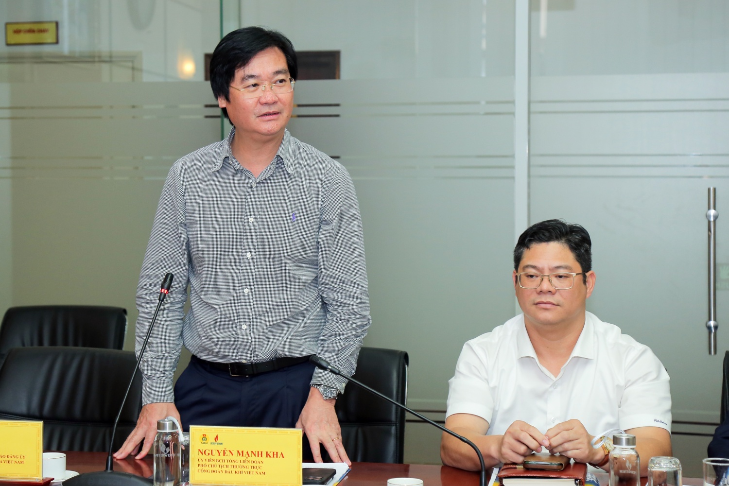Xây dựng đội ngũ cán bộ công đoàn đủ tâm, đủ tầm Xây dựng đội ngũ cán bộ công đoàn đủ tâm, đủ tầm