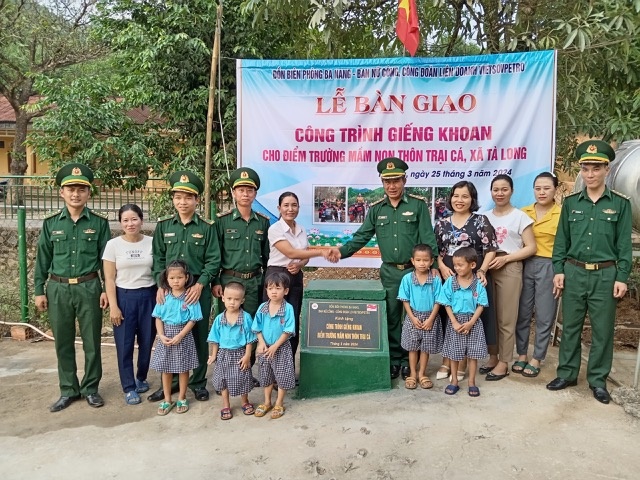 Giếng nước thiện tâm giữa vùng cát trắng gió Lào”