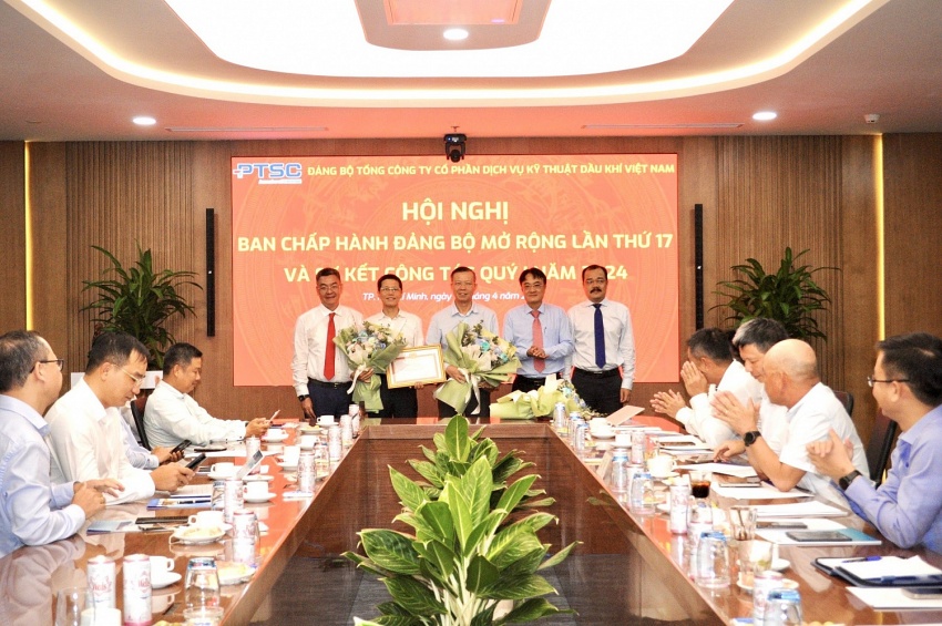 Khen thưởng các Đảng viên đạt tiêu chuẩn “Hoàn thành xuất sắc nhiệm vụ” tiêu biểu 5 năm liền (2019-2023)
