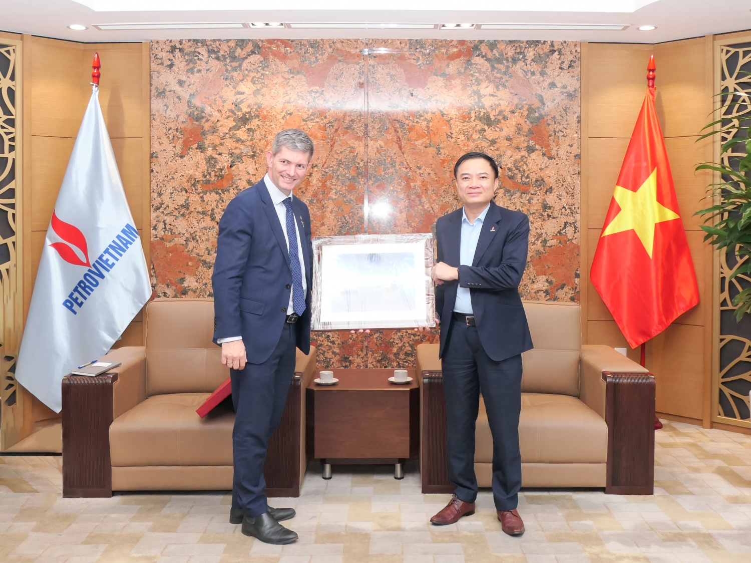 Tổng Giám đốc Lê Ngọc Sơn cùng ông Jacques – Etienne Michel - Giám đốc quốc gia Equinor tại Việt Nam