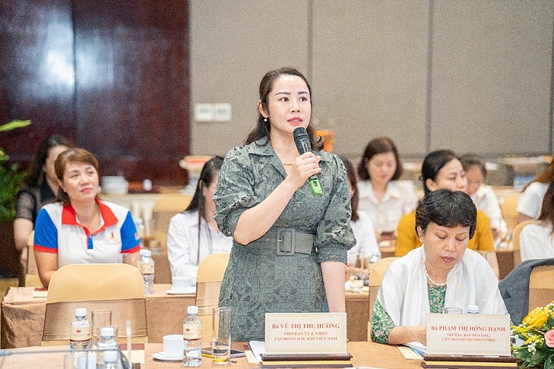  Bà Vũ Thị Thu Hương - Phó Trưởng ban Truyền thông Văn hóa doanh nghiệp Tập đoàn Dầu khí Việt Nam phát biểu chỉ đạo tại Hội nghị