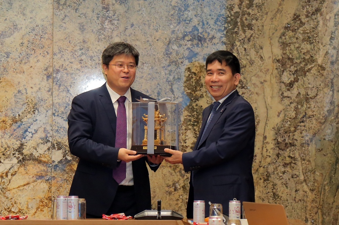 Lãnh đạo Petrovietnam tặng quà lưu niệm cho lãnh đạo TCC Lãnh đạo Petrovietnam tặng quà lưu niệm cho lãnh đạo TCC