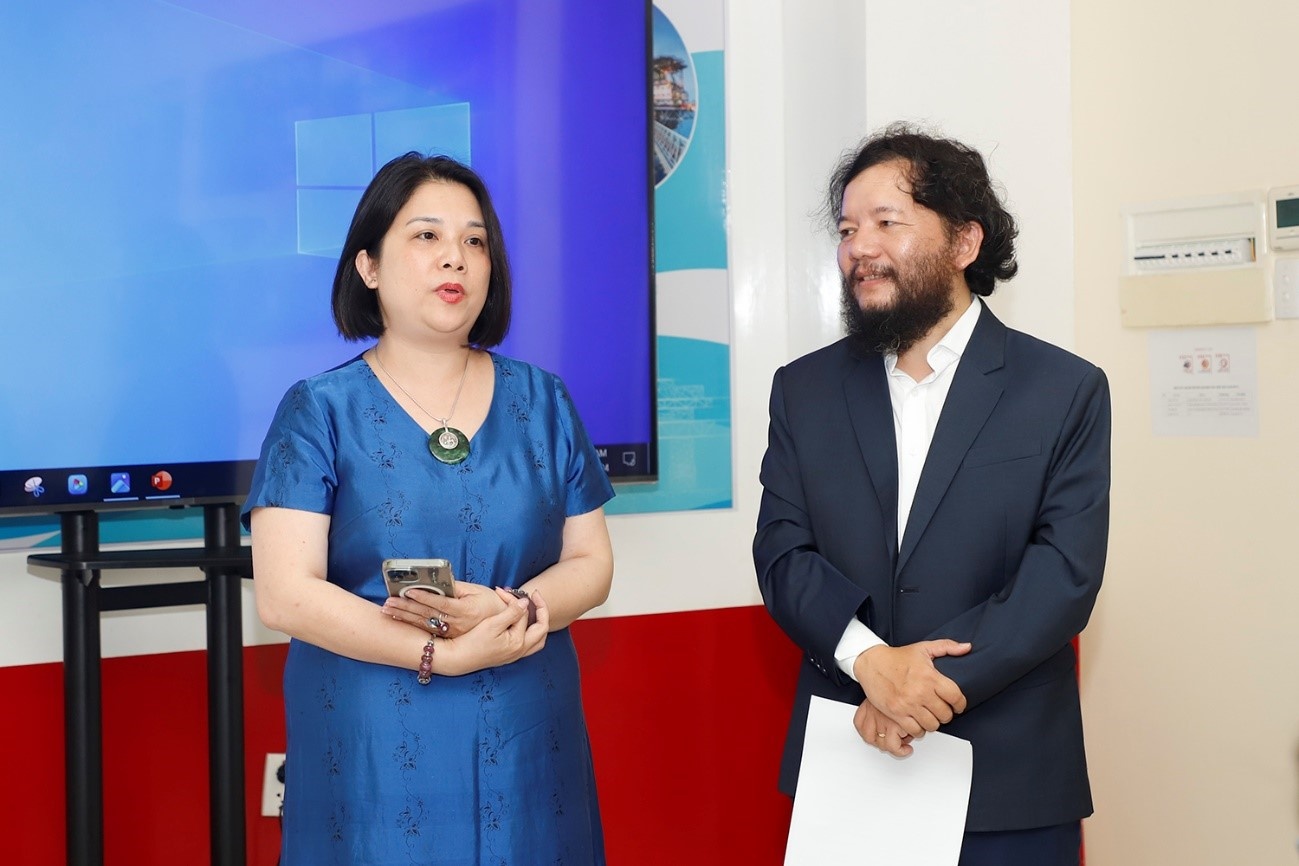 Bà Nguyễn Thị Mỹ Hạnh - Phó trưởng Phòng Đào tạo - Ban Quản trị nguồn nhân lực Tập đoàn, phát biểu khai giảng khóa học Bà Nguyễn Thị Mỹ Hạnh - Phó trưởng Phòng Đào tạo - Ban Quản trị nguồn nhân lực Tập đoàn, phát biểu khai giảng khóa học