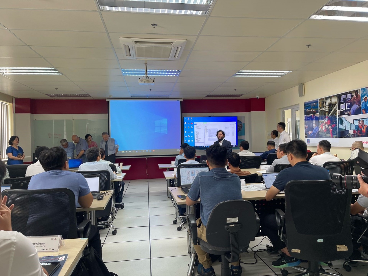Ông Châu Khiếu Minh – Giám đốc Trung tâm Bồi dưỡng nâng cao (ATC) – Trường Đại học Dầu khí Việt Nam, phổ biến nội quy khóa học Ông Châu Khiếu Minh – Giám đốc Trung tâm Bồi dưỡng nâng cao (ATC) – Trường Đại học Dầu khí Việt Nam, phổ biến nội quy khóa học