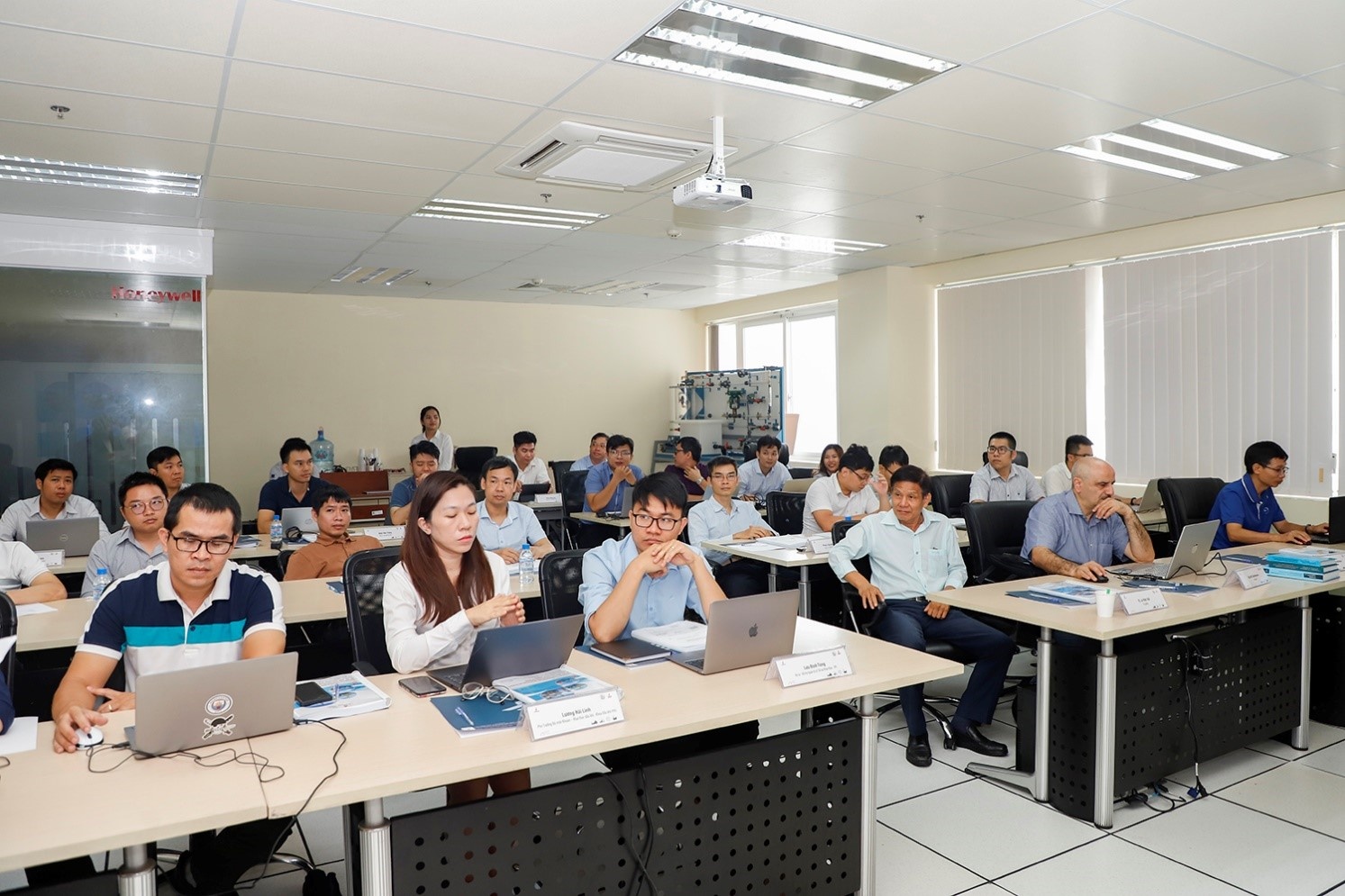 Petrovietnam tổ chức khóa học “Công nghệ tiên tiến nâng cao hiệu quả phát triển mỏ dầu khí” do các chuyên gia từ Azerbaijan giảng dạy Petrovietnam tổ chức khóa học “Công nghệ tiên tiến nâng cao hiệu quả phát triển mỏ dầu khí” do các chuyên gia từ Azerbaijan giảng dạy