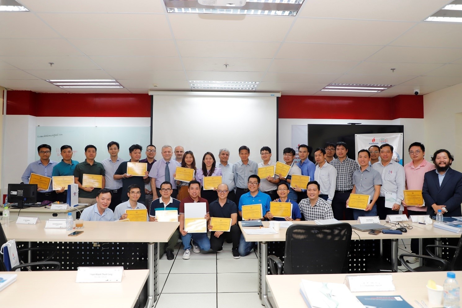 Trao chứng nhận hoàn thành khóa học tại Lễ bế giảng Trao chứng nhận hoàn thành khóa học tại Lễ bế giảng