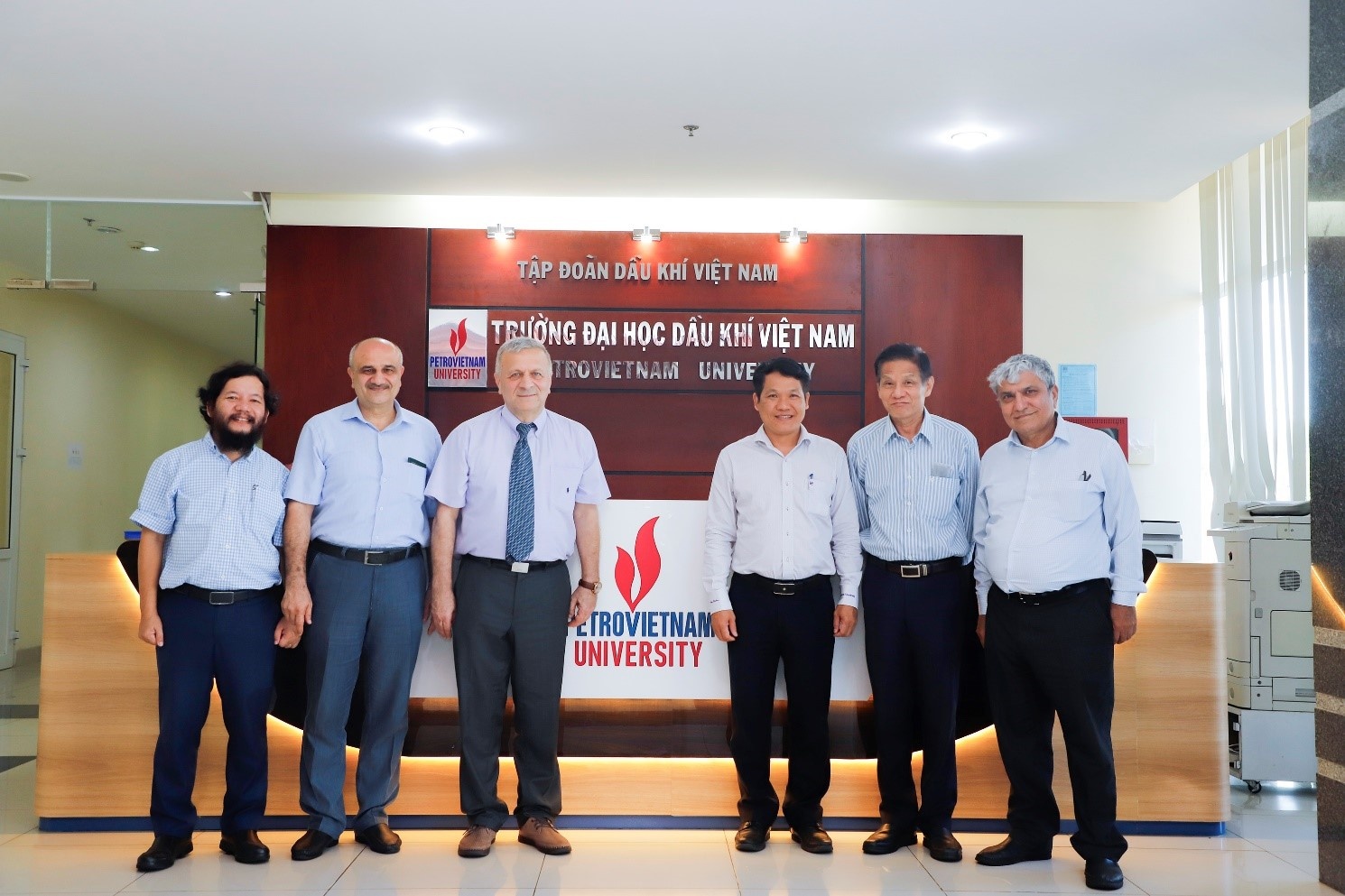 Các chuyên gia Azerbaijan, TS. Lê Việt Hải, TS. Phan Minh Quốc Bình (Hiệu trưởng PVU) chụp hình kỷ niệm Các chuyên gia Azerbaijan, TS. Lê Việt Hải, TS. Phan Minh Quốc Bình (Hiệu trưởng PVU) chụp hình kỷ niệm
