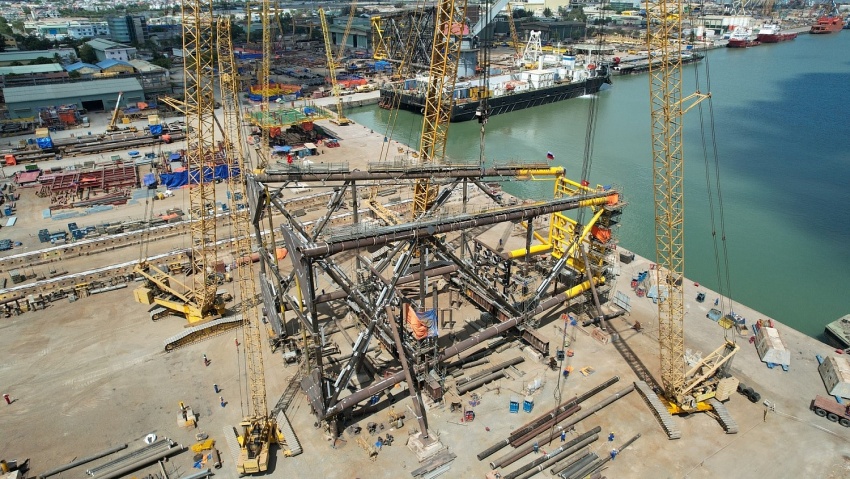 Lắp dựng thành công Panel Row-A Chân đế giàn BK-23, Mỏ Bạch Hổ “Công trình thi đua chào mừng Vietsovpetro khai thác tấn dầu thứ 250 triệu”. Lắp dựng thành công Panel Row-A Chân đế giàn BK-23, mỏ Bạch Hổ
