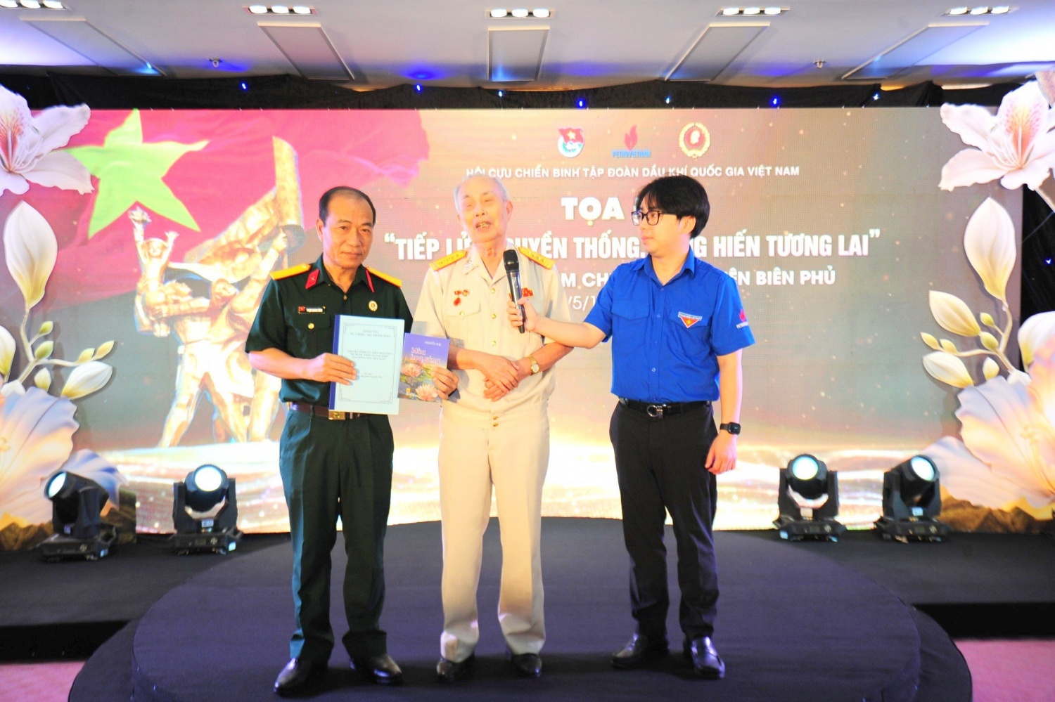 Hội CCB Tập đoàn tổ chức Tọa đàm: “Tiếp lửa truyền thống, cống hiến tương lai” Hội CCB Tập đoàn tổ chức Tọa đàm: “Tiếp lửa truyền thống, cống hiến tương lai”