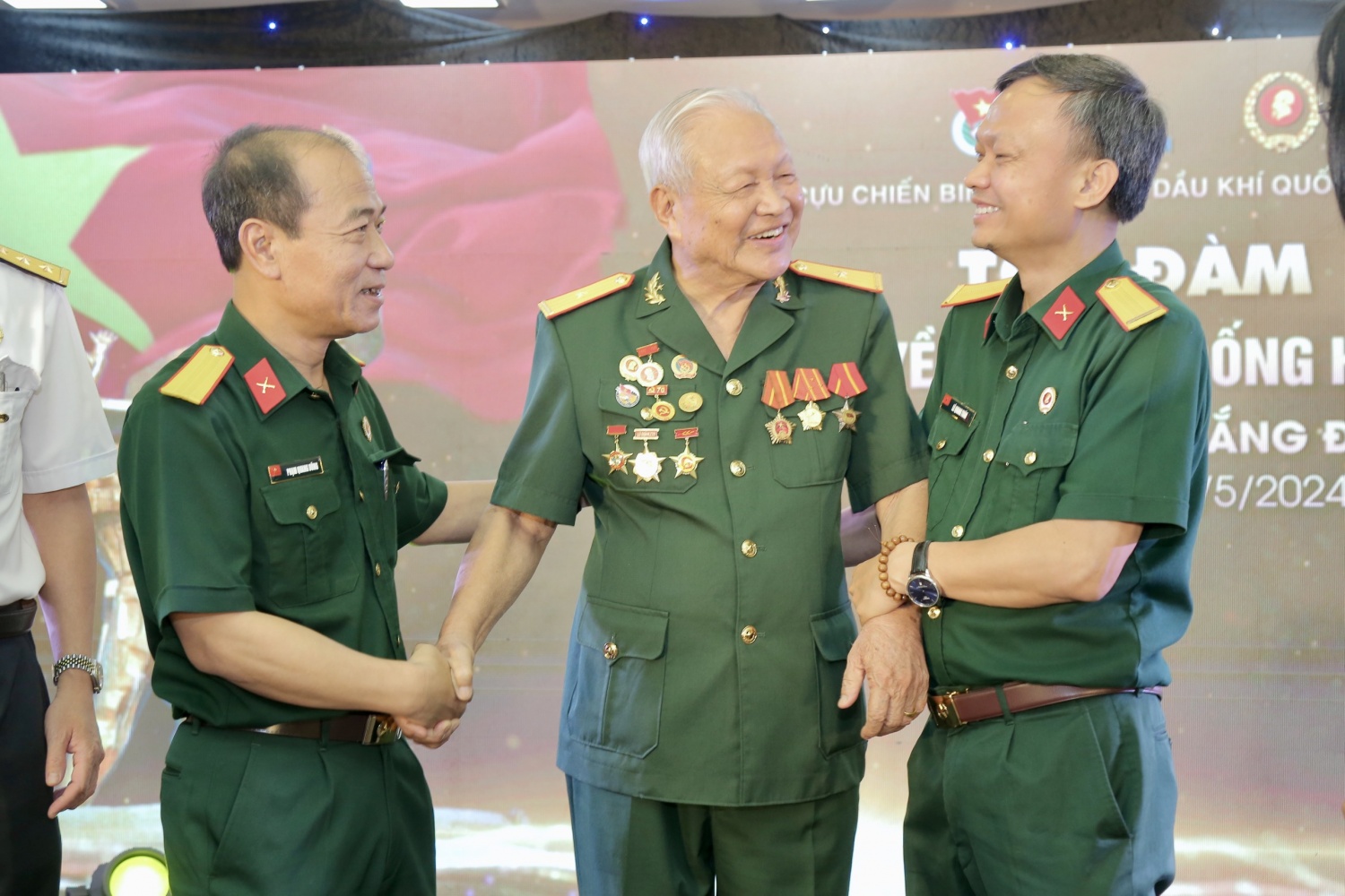 Hội CCB Tập đoàn tổ chức Tọa đàm: “Tiếp lửa truyền thống, cống hiến tương lai” Hội CCB Tập đoàn tổ chức Tọa đàm: “Tiếp lửa truyền thống, cống hiến tương lai”