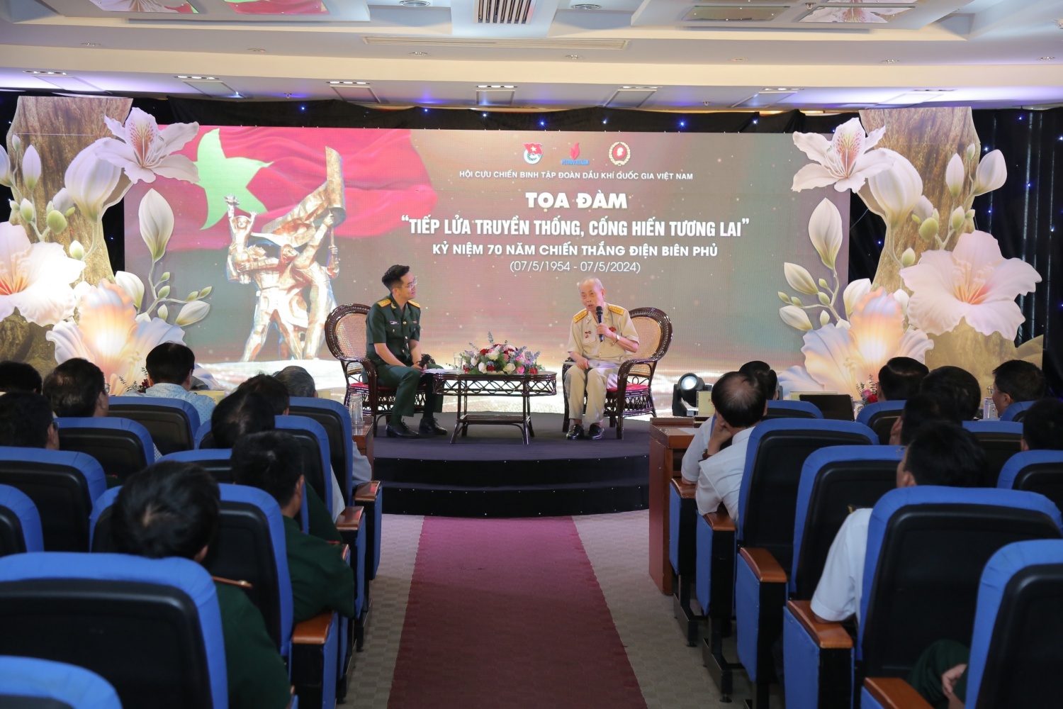 Hội CCB Tập đoàn tổ chức Tọa đàm: “Tiếp lửa truyền thống, cống hiến tương lai” Hội CCB Tập đoàn tổ chức Tọa đàm: “Tiếp lửa truyền thống, cống hiến tương lai”