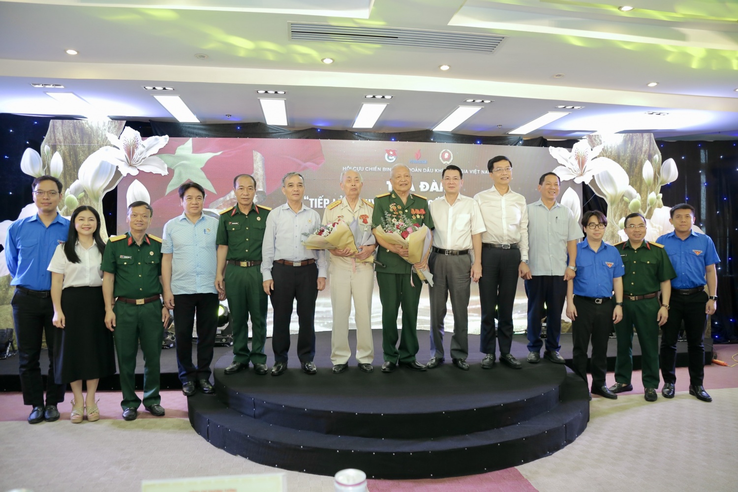 Hội CCB Tập đoàn tổ chức Tọa đàm: “Tiếp lửa truyền thống, cống hiến tương lai””