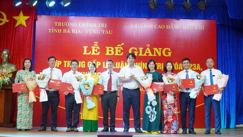 Bế giảng và trao bằng tốt nghiệp Lớp Trung cấp Lý luận Chính trị K123A khóa học 2023-2024 Bế giảng và trao bằng tốt nghiệp lớp Trung cấp Lý luận chính trị K123A, khóa học 2023-2024