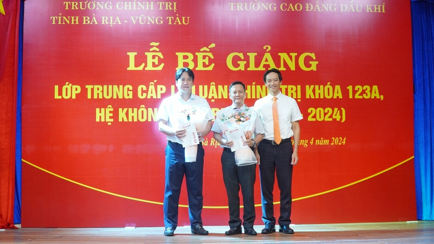 Bế giảng và trao bằng tốt nghiệp Lớp Trung cấp Lý luận Chính trị K123A khóa học 2023-2024 Bế giảng và trao bằng tốt nghiệp lớp Trung cấp Lý luận chính trị K123A, khóa học 2023-2024