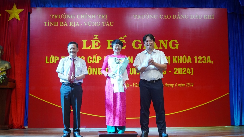 Bế giảng và trao bằng tốt nghiệp Lớp Trung cấp Lý luận Chính trị K123A khóa học 2023-2024 Bế giảng và trao bằng tốt nghiệp lớp Trung cấp Lý luận chính trị K123A, khóa học 2023-2024