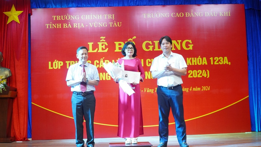 Bế giảng và trao bằng tốt nghiệp Lớp Trung cấp Lý luận Chính trị K123A khóa học 2023-2024 Bế giảng và trao bằng tốt nghiệp lớp Trung cấp Lý luận chính trị K123A, khóa học 2023-2024