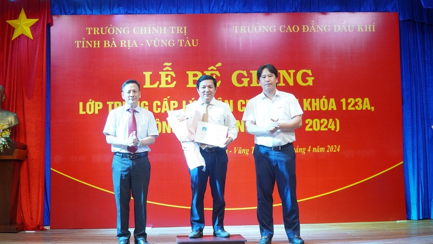 Bế giảng và trao bằng tốt nghiệp Lớp Trung cấp Lý luận Chính trị K123A khóa học 2023-2024 Bế giảng và trao bằng tốt nghiệp lớp Trung cấp Lý luận chính trị K123A, khóa học 2023-2024
