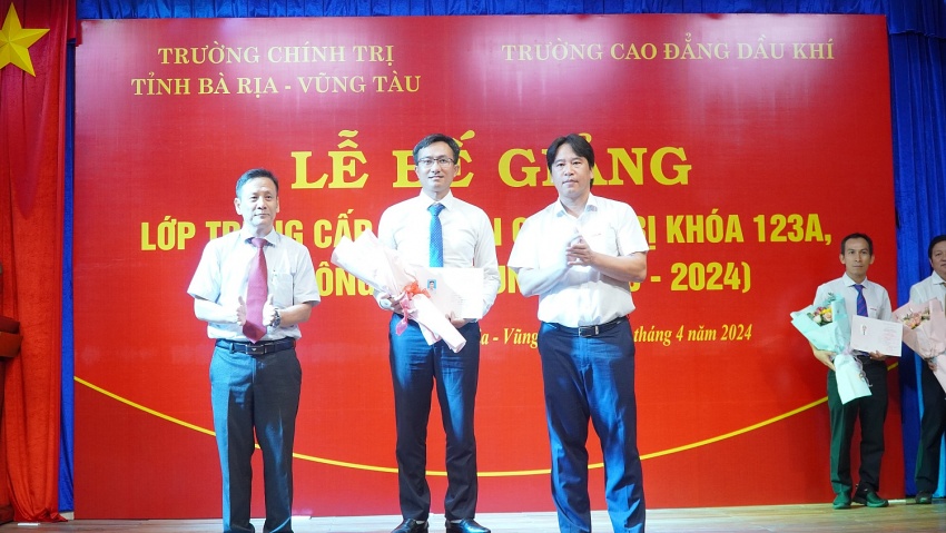 Bế giảng và trao bằng tốt nghiệp Lớp Trung cấp Lý luận Chính trị K123A khóa học 2023-2024 Bế giảng và trao bằng tốt nghiệp lớp Trung cấp Lý luận chính trị K123A, khóa học 2023-2024