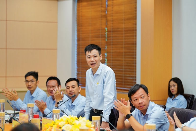 Đồng chí Nguyễn Đức Hạnh – Chủ tịch Công đoàn PVCFC báo cáo đoàn công tác về các hoạt động của công đoàn PVCFC 4 tháng đầu năm Đồng chí Nguyễn Đức Hạnh – Chủ tịch Công đoàn PVCFC báo cáo đoàn công tác về các hoạt động của công đoàn PVCFC 4 tháng đầu năm