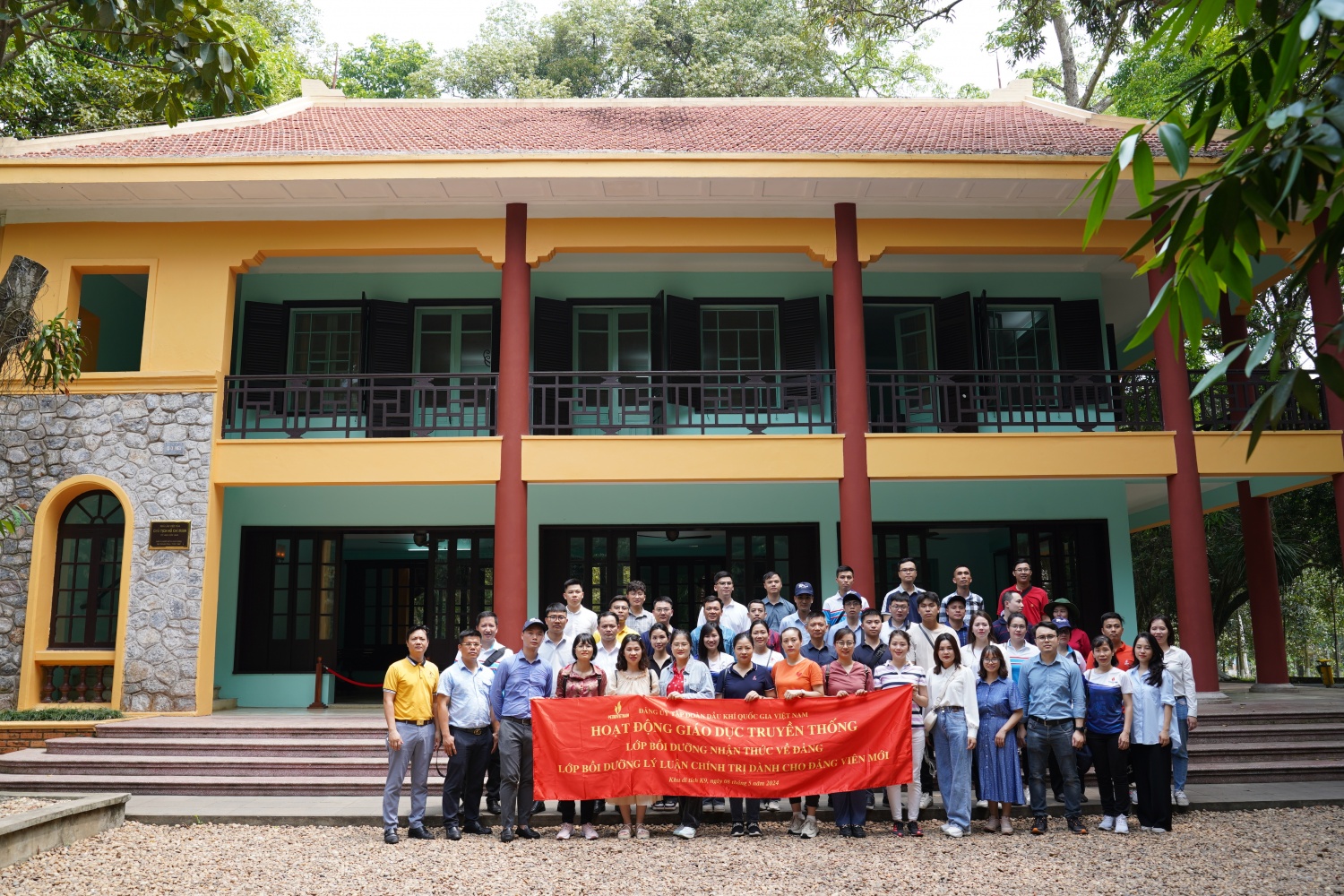 Văn phòng Đảng ủy Tập đoàn Dầu khí Quốc gia Việt Nam tổ chức Lễ báo công dâng Bác tại Khu di tích Đá Chông