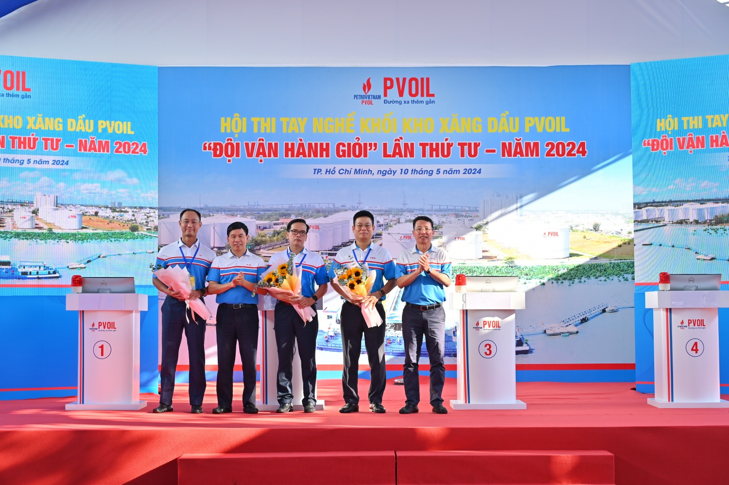 Lãnh đạo PVOIL tặng hoa cho Ban Giám khảo Hội thi Lãnh đạo PVOIL tặng hoa cho Ban Giám khảo Hội thi