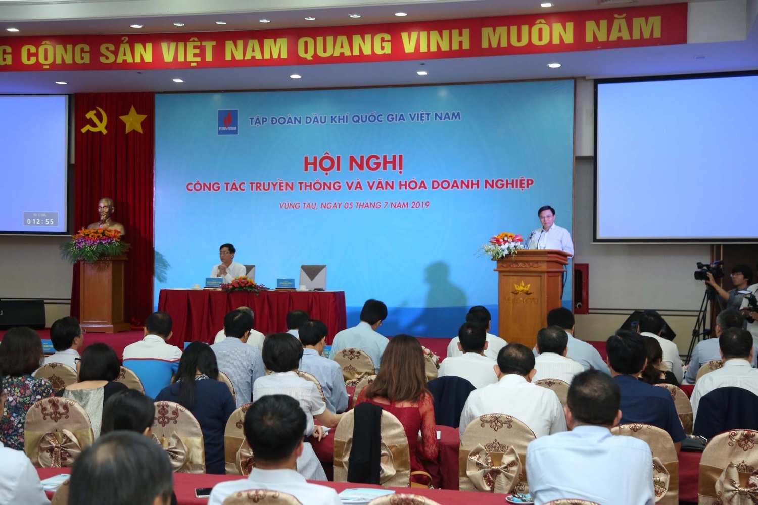 Bài 1: Để ngọn lửa dầu khí luôn sáng mãi trong tâm - trí những người dầu khí chân chính Bài 1: Để ngọn lửa dầu khí luôn sáng mãi trong tâm - trí những người dầu khí chân chính