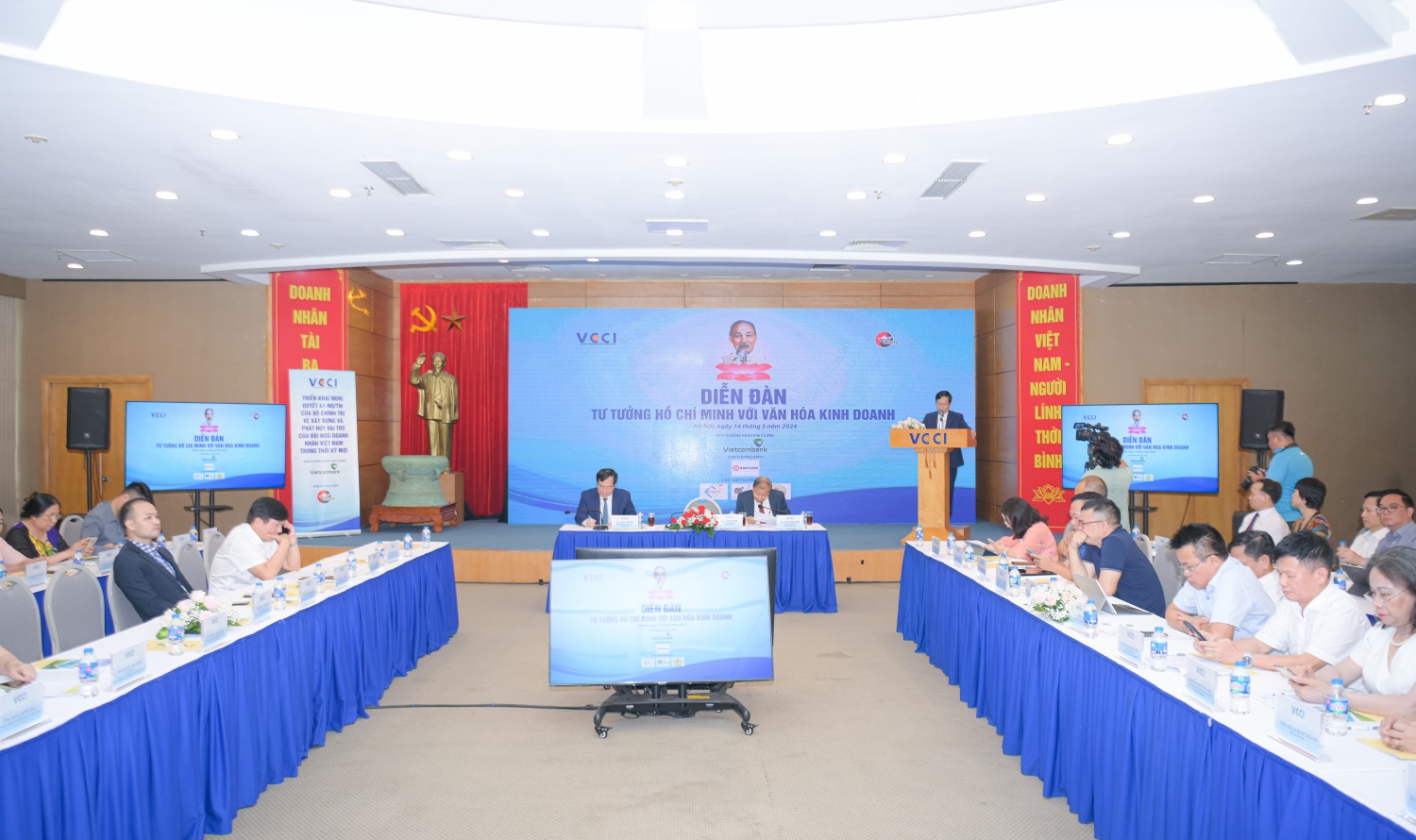 Toàn cảnh diễn đàn Toàn cảnh diễn đàn